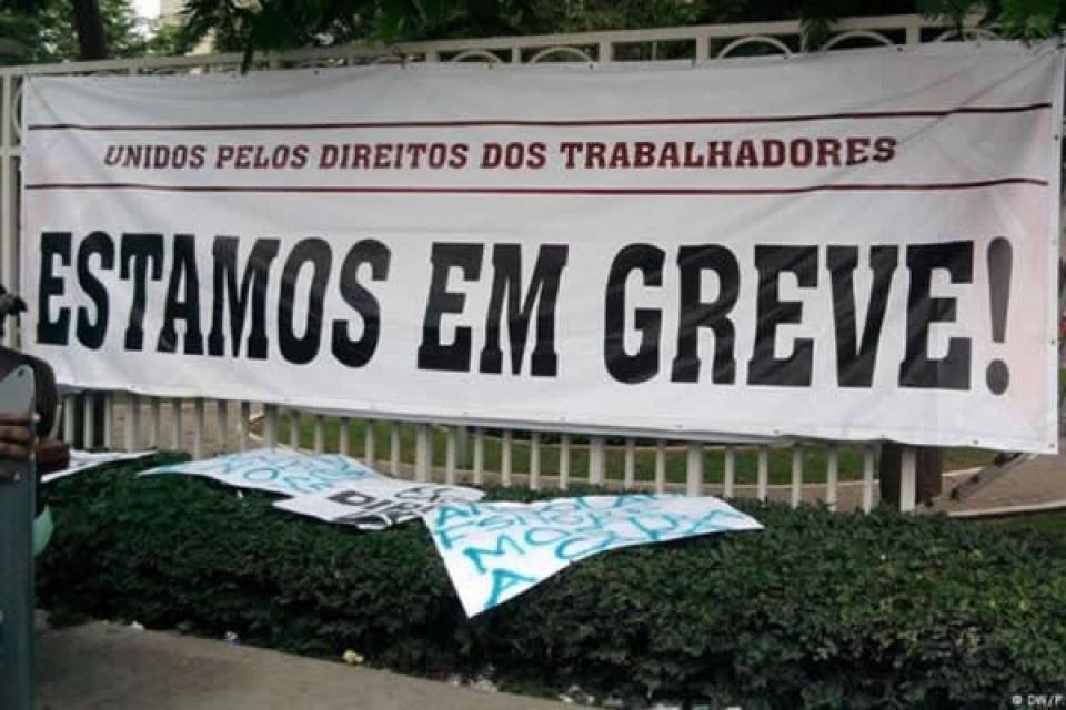 Professores universitários suspendem greve por trinta dias e apresentam