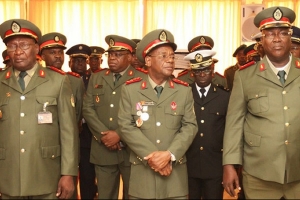 Ex-oficiais generais angolanos na reforma prometem aguardar por resolução no corte de pensões