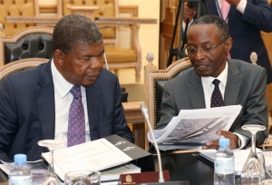 Fusões do novo Governo angolano dão direito a reforma antecipada para diretores