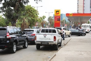 Escassez de combustível em Angola com “filas intermináveis” de viaturas e “cidadãos agastados”