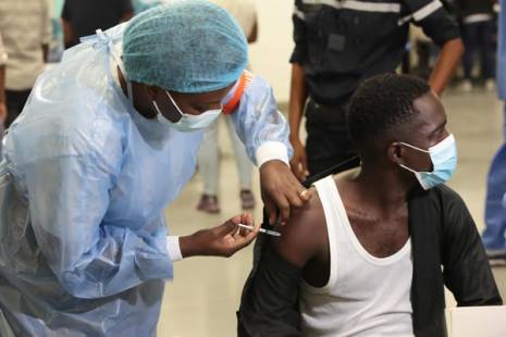 Covid-19: Angola começou a vacinar os 10.000 educadores de infância previstos em Luanda