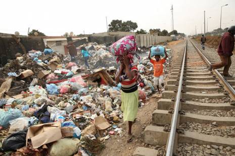 Circulação de comboios em Luanda pode ficar suspensa devido a quantidade de lixo na linha férrea