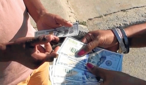 Preço do dólar nas ruas de Luanda voltou a subir