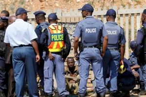 Polícia sul-africana prende três pessoas ligadas ao processo contra Jacob Zuma