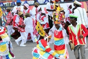 Carnaval de Luanda faz-se nem que a festa seja paga às prestações