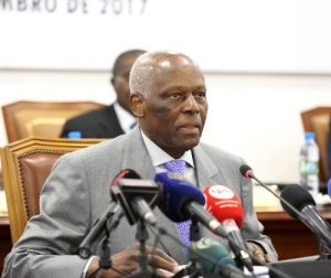 José Eduardo dos Santos quer MPLA a liderar combate à corrupção em Angola