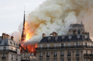Incêndio consome a Catedral de Notre-Dame, em Paris
