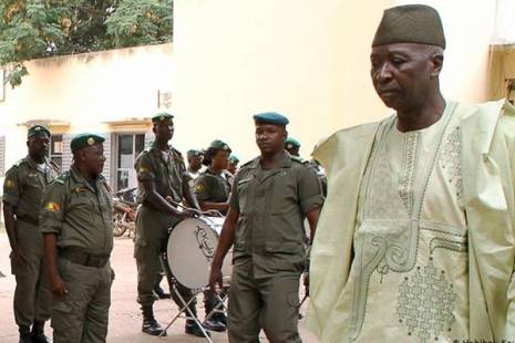 Presidente e primeiro-ministro do Mali detidos e transportados para campo militar