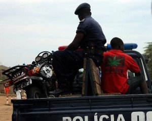 Polícia angolana deteve homem que tentava entrar em Angola com 200.000 dólares