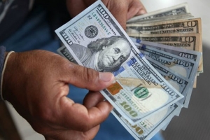 Há mais de um mês que preço do dólar nas ruas de Luanda não sofre alterações
