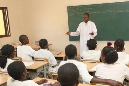 Professores angolanos iniciam greve para reivindicar atualização salarial