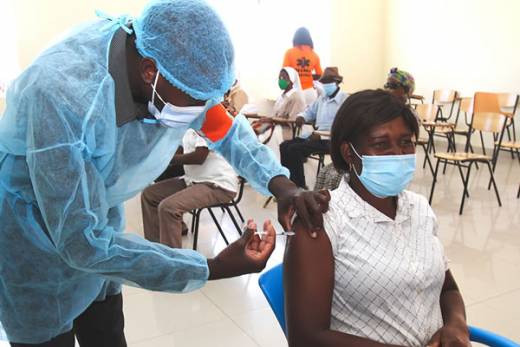 Obrigatoriedade de vacinas para funcionários e em viagens divide opiniões em Angola