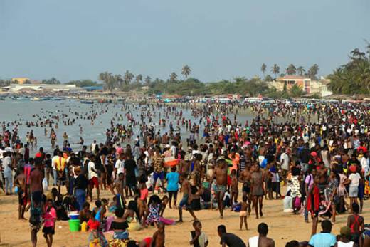 Angola volta a proibir acesso às praias e exige certificado de vacinas em locais públicos