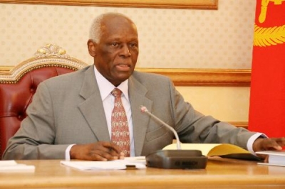 José Eduardo dos Santos decreta tolerância de ponto para quarta-feira