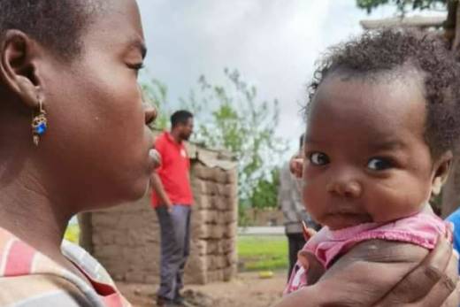 Bebê de 1 mês acusado de feiticeiro ao falar as primeiras palavras em português e Kimbundu