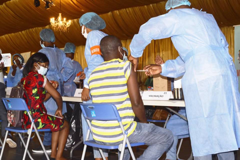 Covid-19: Angola tem vacinas garantidas para população elegível e reforço de idosos – autoridades