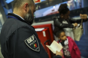 Angolano suspeito de trafico de menores detido no aeroporto de Lisboa