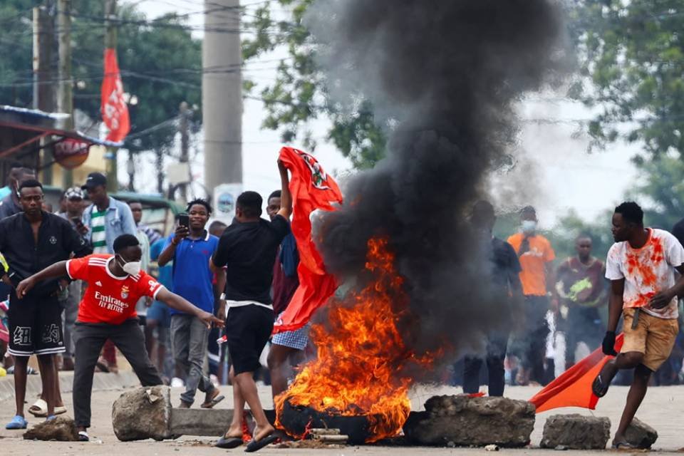 Fumo negro, pilhagens, estouros e gás lacrimogéneo levam caos a Maputo