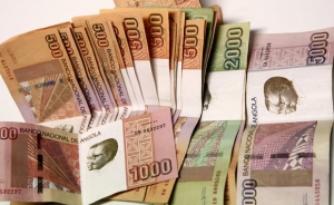 Moeda angolana bate mínimos históricos face a dólar e deprecia-se face ao euro