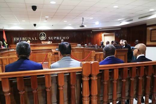 Tradução e autenticação de provas interrompem por 15 dias julgamento dos generais &quot;Kopelipa e Dino&quot;