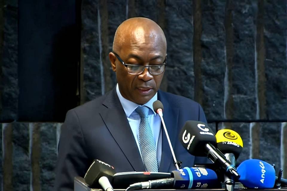 Saúde em Angola deixará de ser totalmente gratuita - Ministro do Planeamento