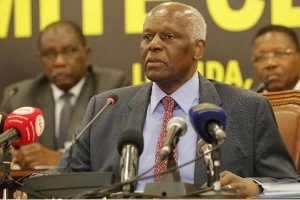 José Eduardo dos Santos confirma saída porque “tudo o que tem um começo tem um fim”