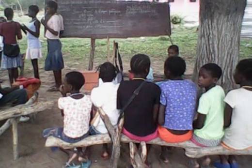Governo angolano pretende acabar com escolas precárias e improvisadas até 2027