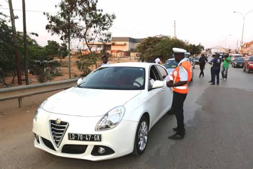 Comando da Polícia Provincial de Luanda proíbe operação stop e montagem de barreiras de trânsito