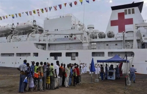 Milhares de angolanos fazem fila para serem tratados em navio-hospital chinês