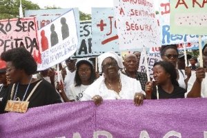 Dezenas de angolanos saíram à rua em Luanda contra violência sobre mulheres