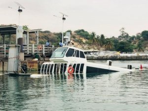 Embarcação avariada afundou parcialmente no embarcadouro do Mussulo em Luanda