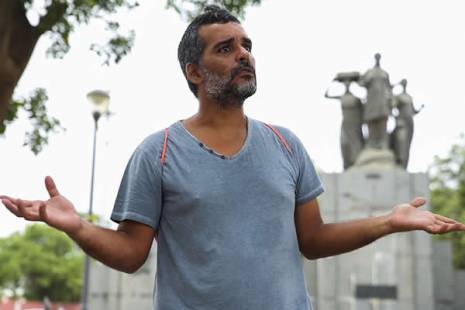 Ativista angolano Luaty Beirão critica lei &quot;inconstitucional&quot; que impede regresso a Angola sem vacina contra a covid-19