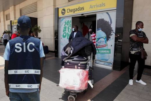 Polícia angolana detém três pessoas no aeroporto com testes covid-19 falsificados