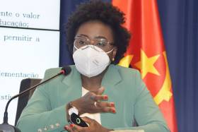 Ministra das Finanças alerta para vulnerabilidade da banca aos ataques informáticos