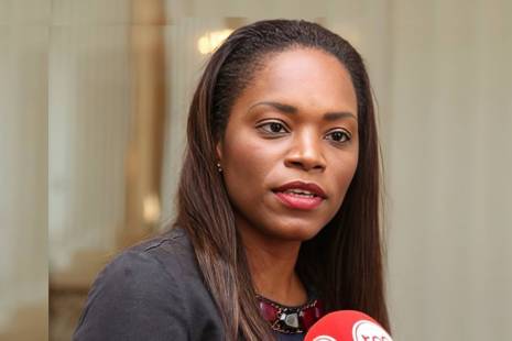 Tchizé dos Santos questiona legitimidade de João Lourenço após condecorar o pai