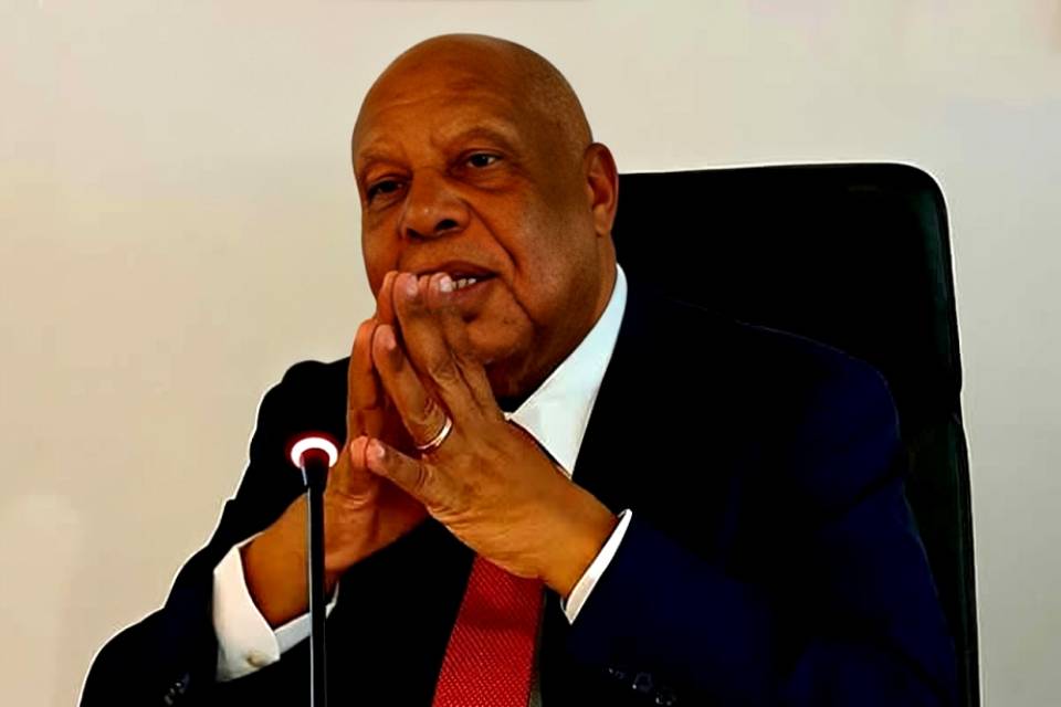 Higino Carneiro pré-candidato à liderança do MPLA propõe romper com o &quot;sim, Chefe&quot;