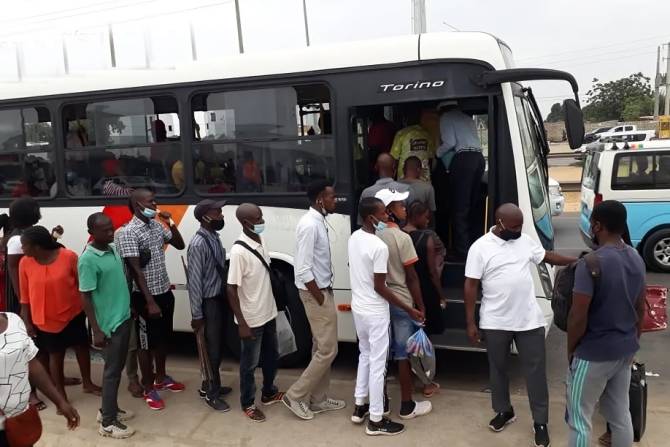 Transportadoras de passageiros públicas e privadas retomam operações em Luanda