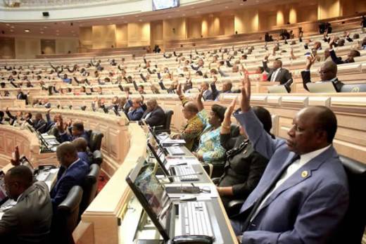 MPLA e PHA travam processo de destituição do PR angolano, UNITA grita “vergonha”