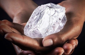 Maior diamante alguma vez leiloado, achado em Angola, vendido por 34 milhões USD