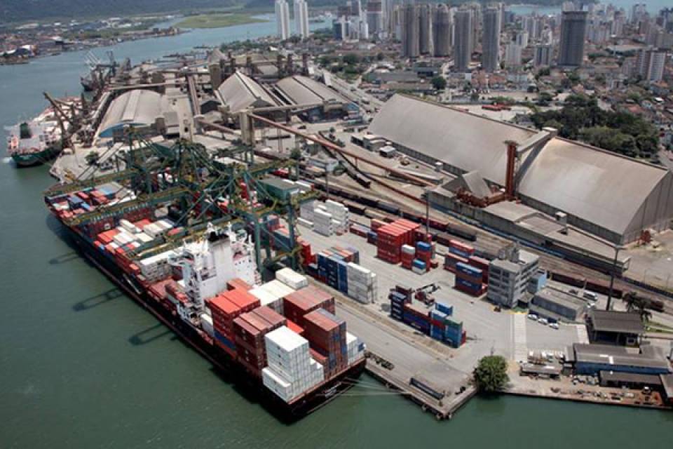 Brasil é o quinto fornecedor de bens a Angola, aves e açúcar lideram exportações