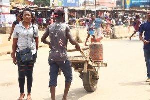 Nos mercados de Luanda. Zungueiras e kupapatas na ordem.