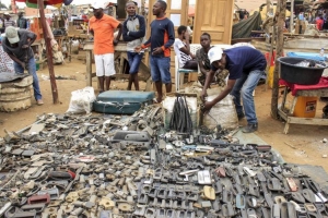Vender peças de carros e motos na rua e mercado informal em Angola passou a ser proibido