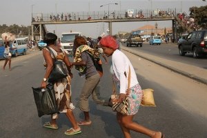 Peões que travessia fora das pontes pedonais e das passadeiras são agora multados em Luanda