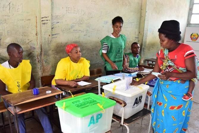 Moçambique abre votação para eleger presidente e Parlamento em clima de tensão