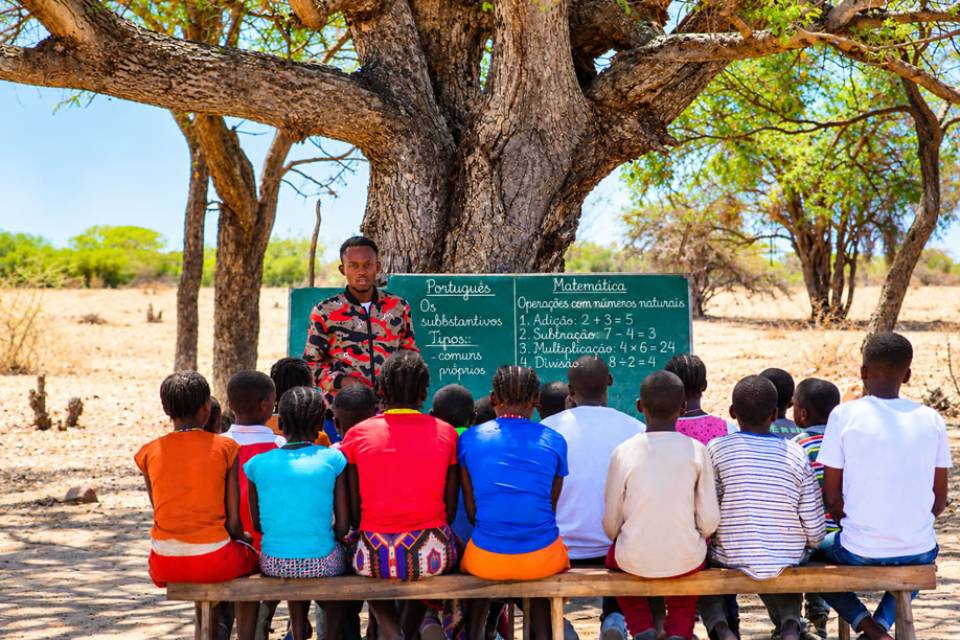 Angola tem 19.000 árvores a funcionarem como salas de aula - UNITA