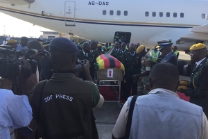 Corpo de ex-Presidente Robert Mugabe recebido em Harare por multidão