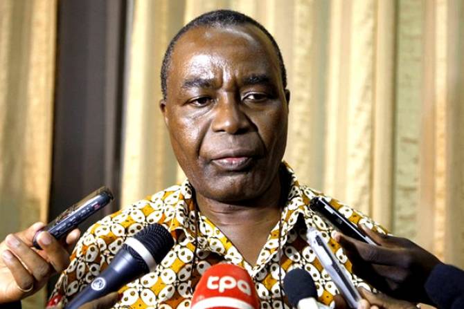 Ex-PM angolano diz que “revolta” contra regime “anda na cara de muita gente