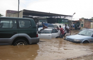 Fortes chuvas danificam viaturas e deixa casas e ruas inundadas em Luanda