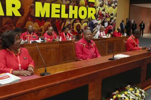 Higino Carneiro no centro da reunião do Comité Central do MPLA sobre o próximo congresso
