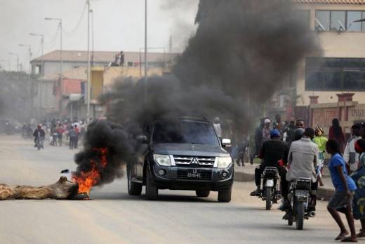 Pilhagens, barricadas e pneus queimados marcam início da greve dos taxistas em Luanda